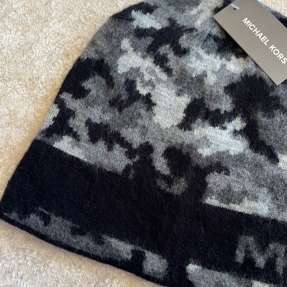 Brand New Michael Kors Black & Gray Camo Knit Beanie Hat Warm & Soft Winter Cap - Picture 4 of 11